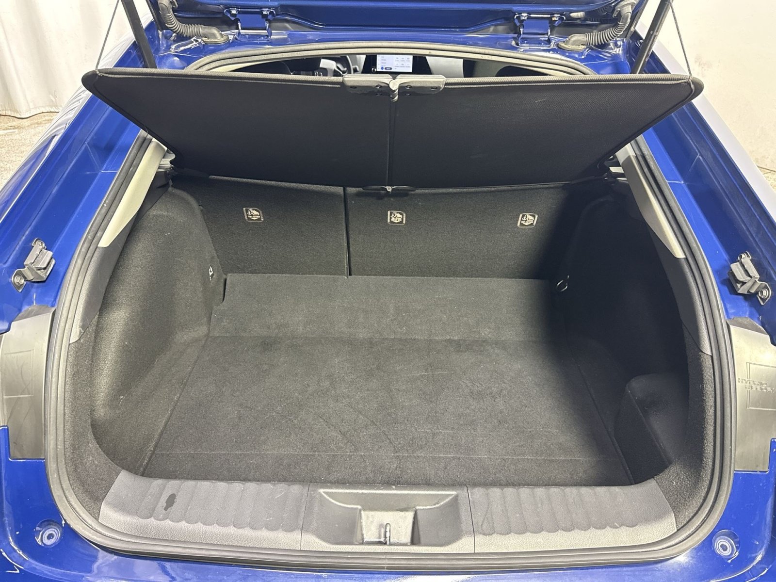 Used 2025 Toyota Prius LE FWD image 37