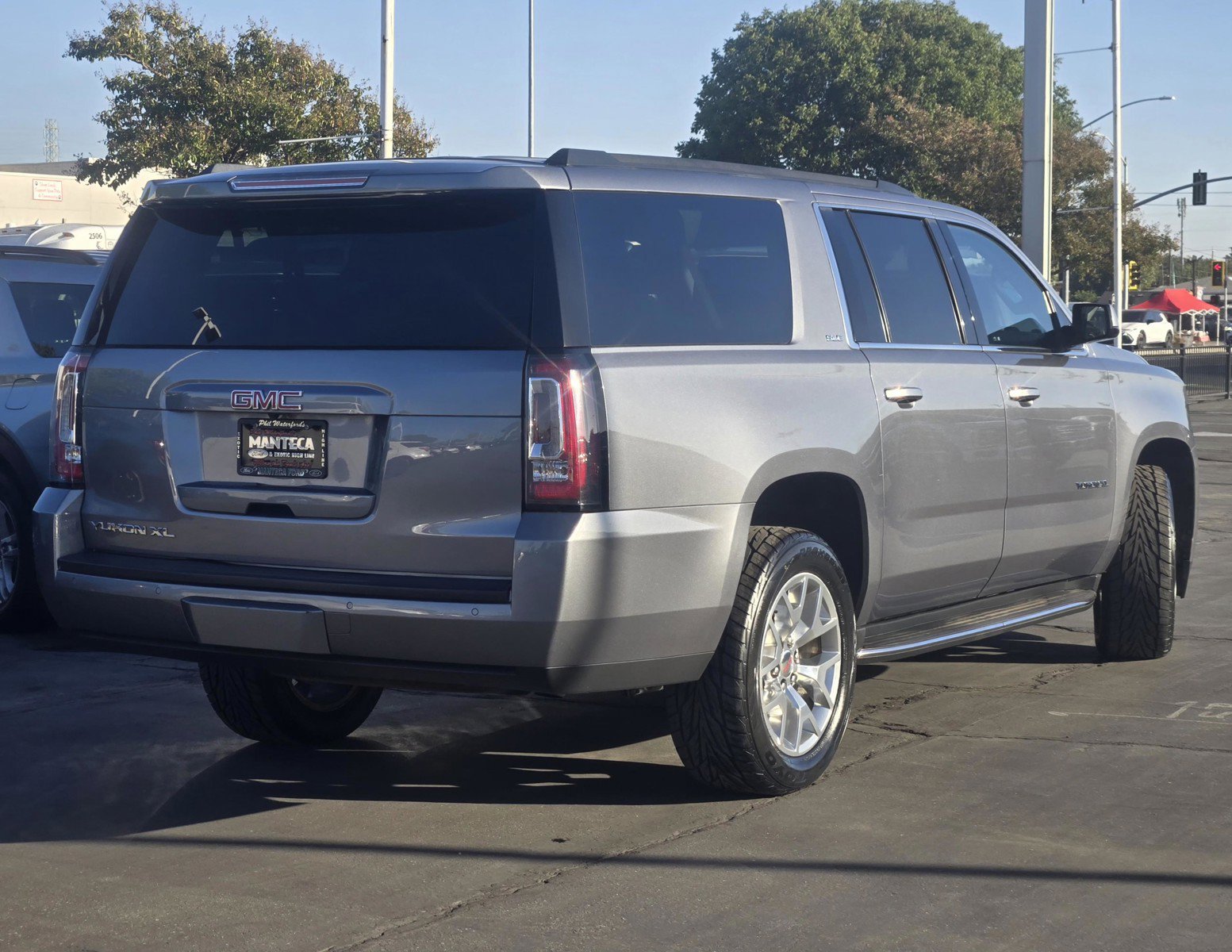 Used 2020 GMC Yukon XL SLE w/ SLE Value Package RWD image 3