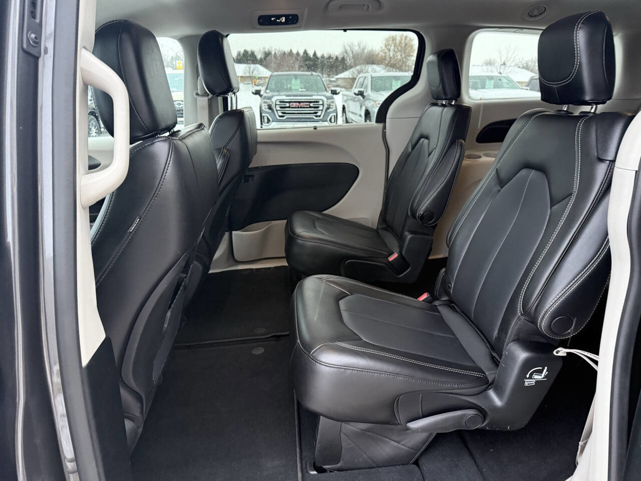 Used 2023 Chrysler Pacifica Touring-L image 6