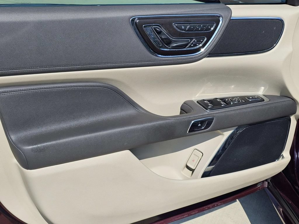 Used 2017 Lincoln Continental Select FWD image 17