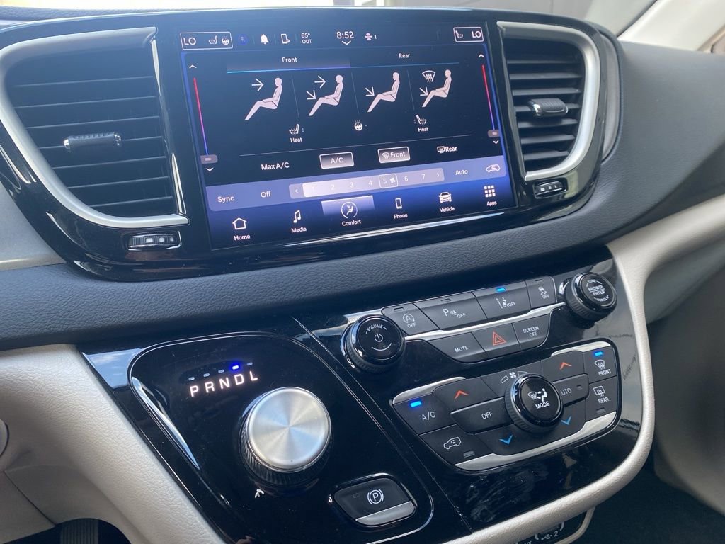 Used 2024 Chrysler Pacifica Touring-L image 16