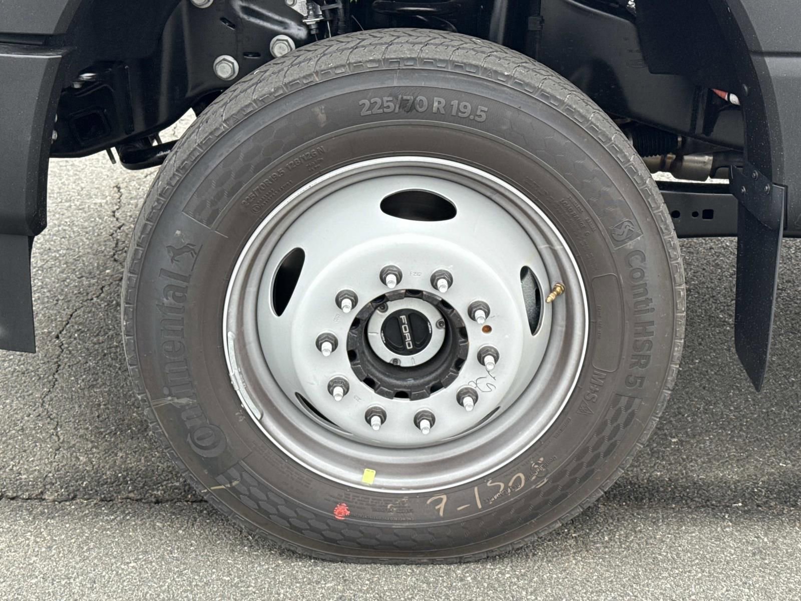 New 2026 Ford F550 4x4 Crew Cab image 9