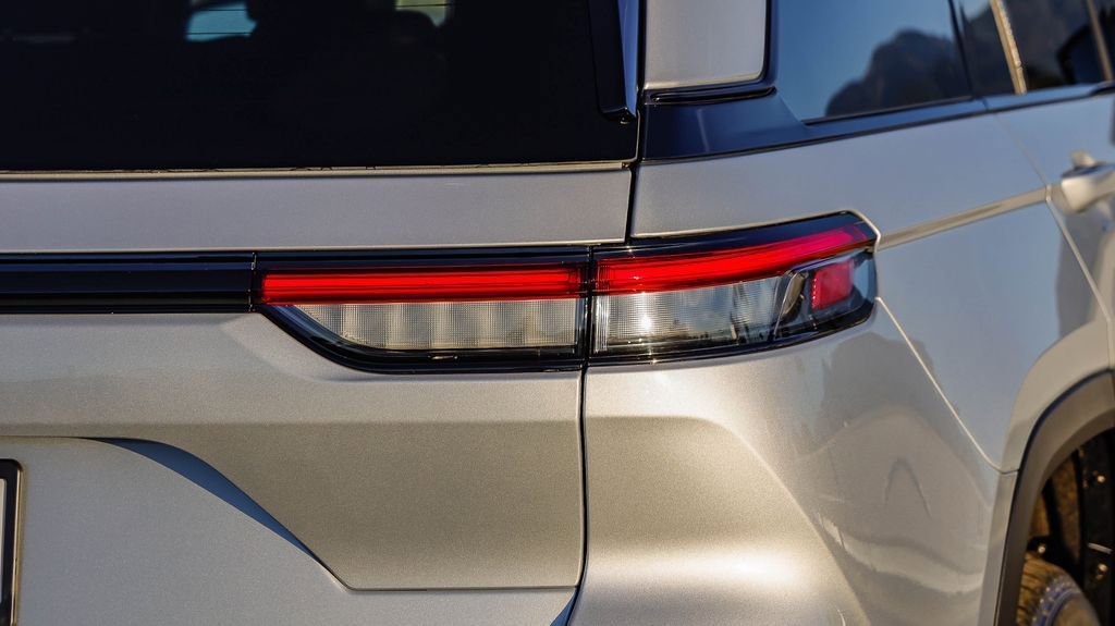 New 2025 Jeep Grand Cherokee Altitude image 10