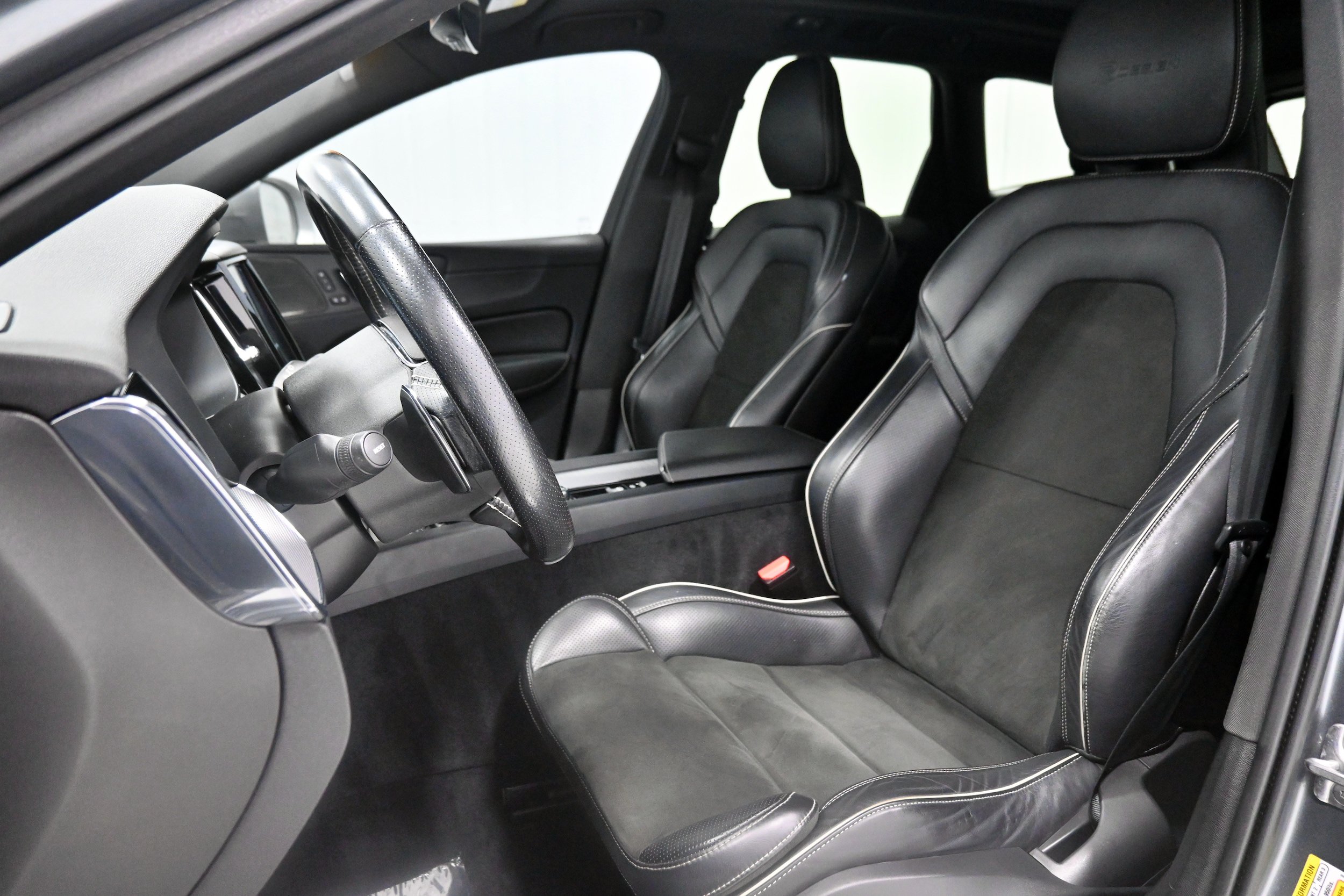 Used 2019 Volvo XC60 T5 R-Design w/ Protection Package Premier AWD/4WD image 6