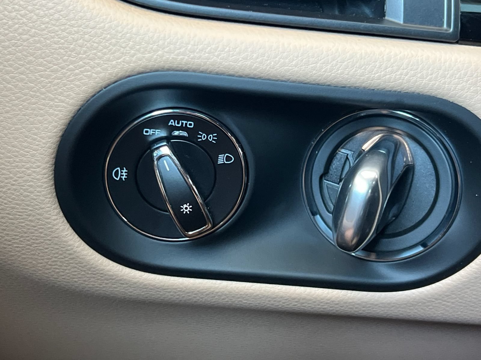 Certified 2025 Porsche Macan S AWD/4WD image 32