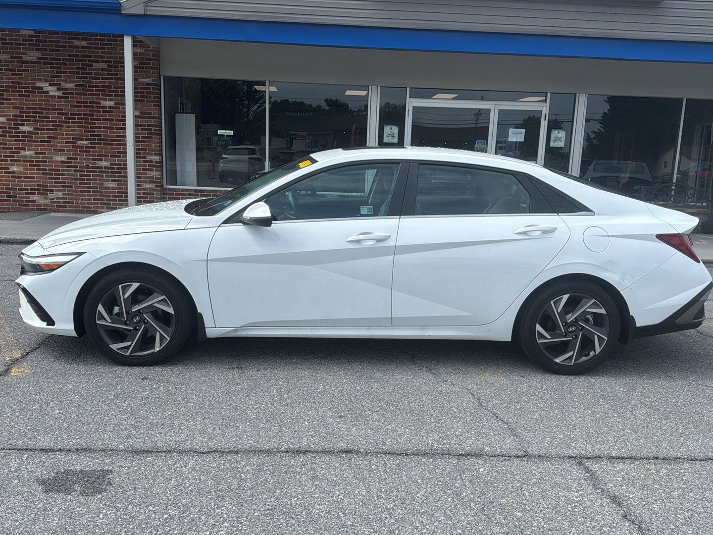 Used 2025 Hyundai Elantra Limited FWD image 2