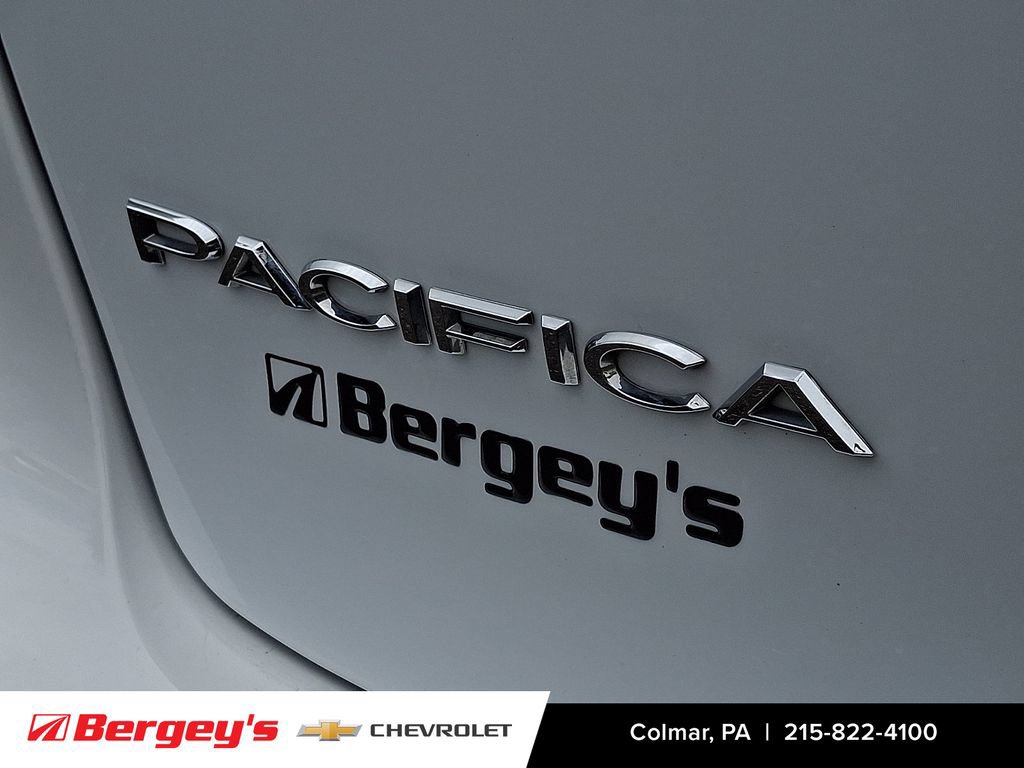 Used 2023 Chrysler Pacifica Touring-L FWD image 32