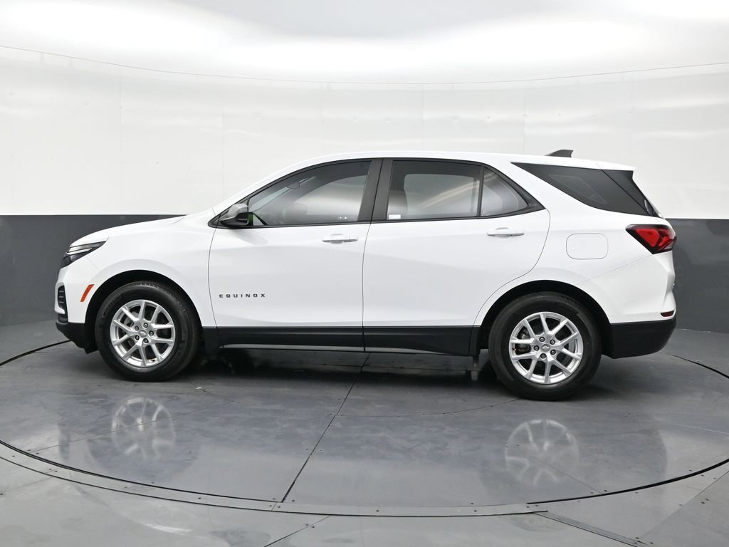 Used 2023 Chevrolet Equinox LS image 2