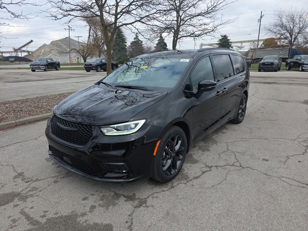 New 2026 Chrysler Pacifica Select