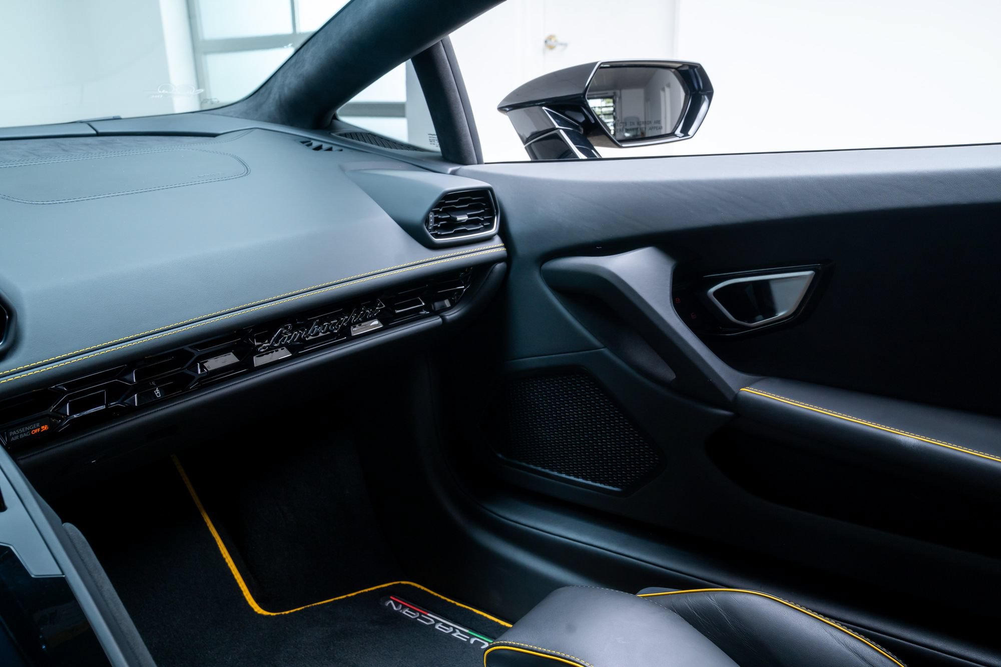Used 2022 Lamborghini Huracan EVO RWD image 17