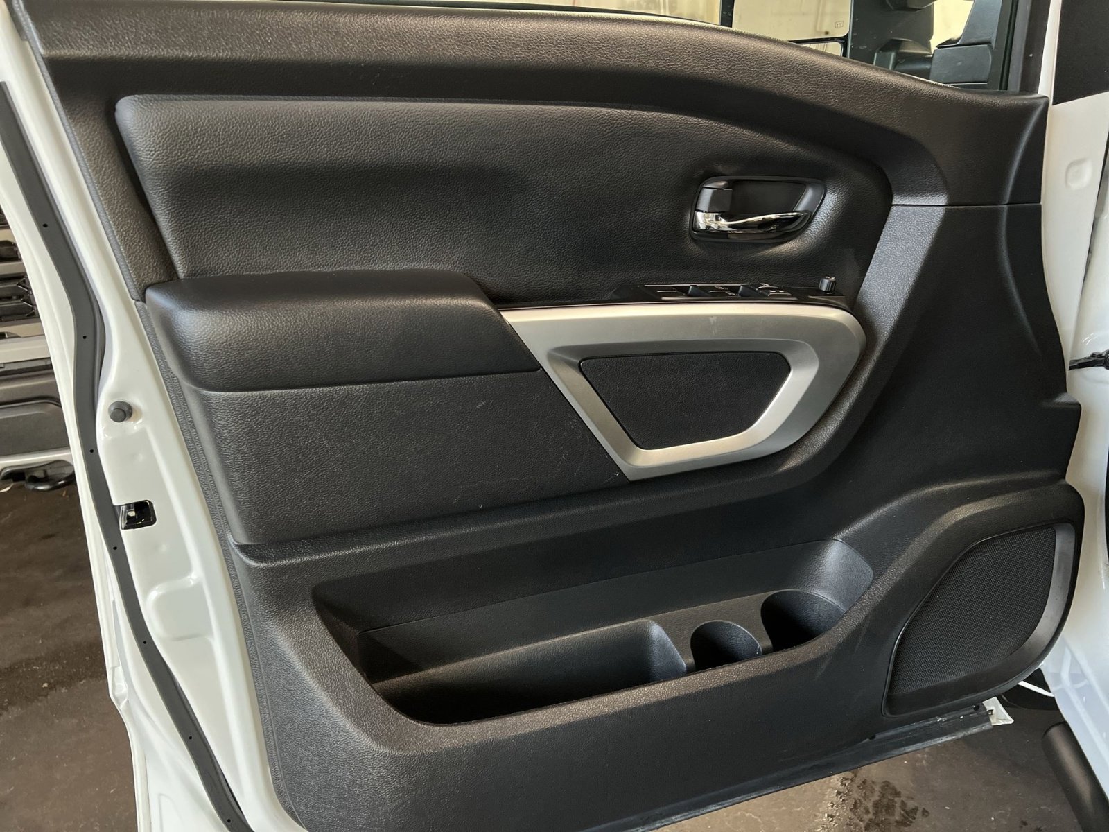 Used 2024 Nissan Titan SV w/ SV Convenience Package image 14