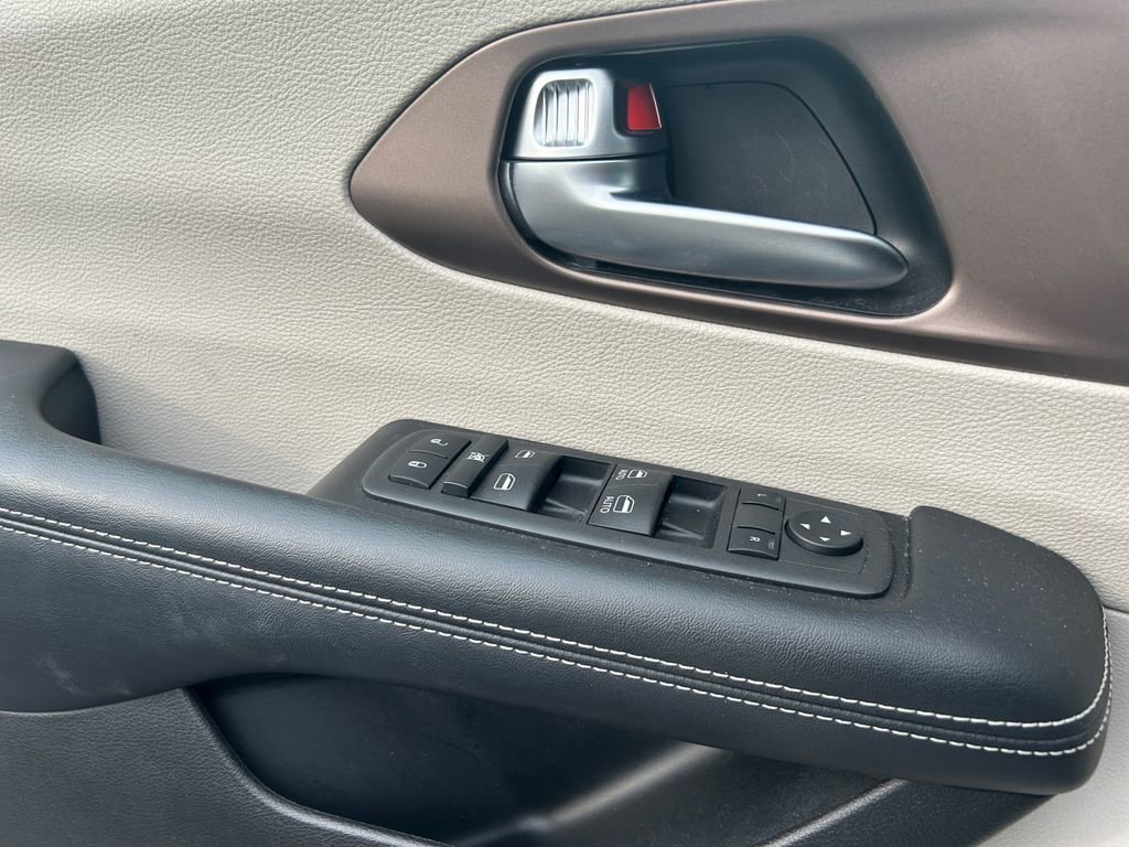 Certified 2022 Chrysler Voyager LX FWD image 17