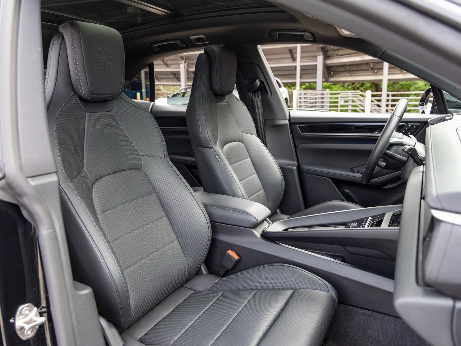 Certified 2025 Porsche Macan Electric image 57