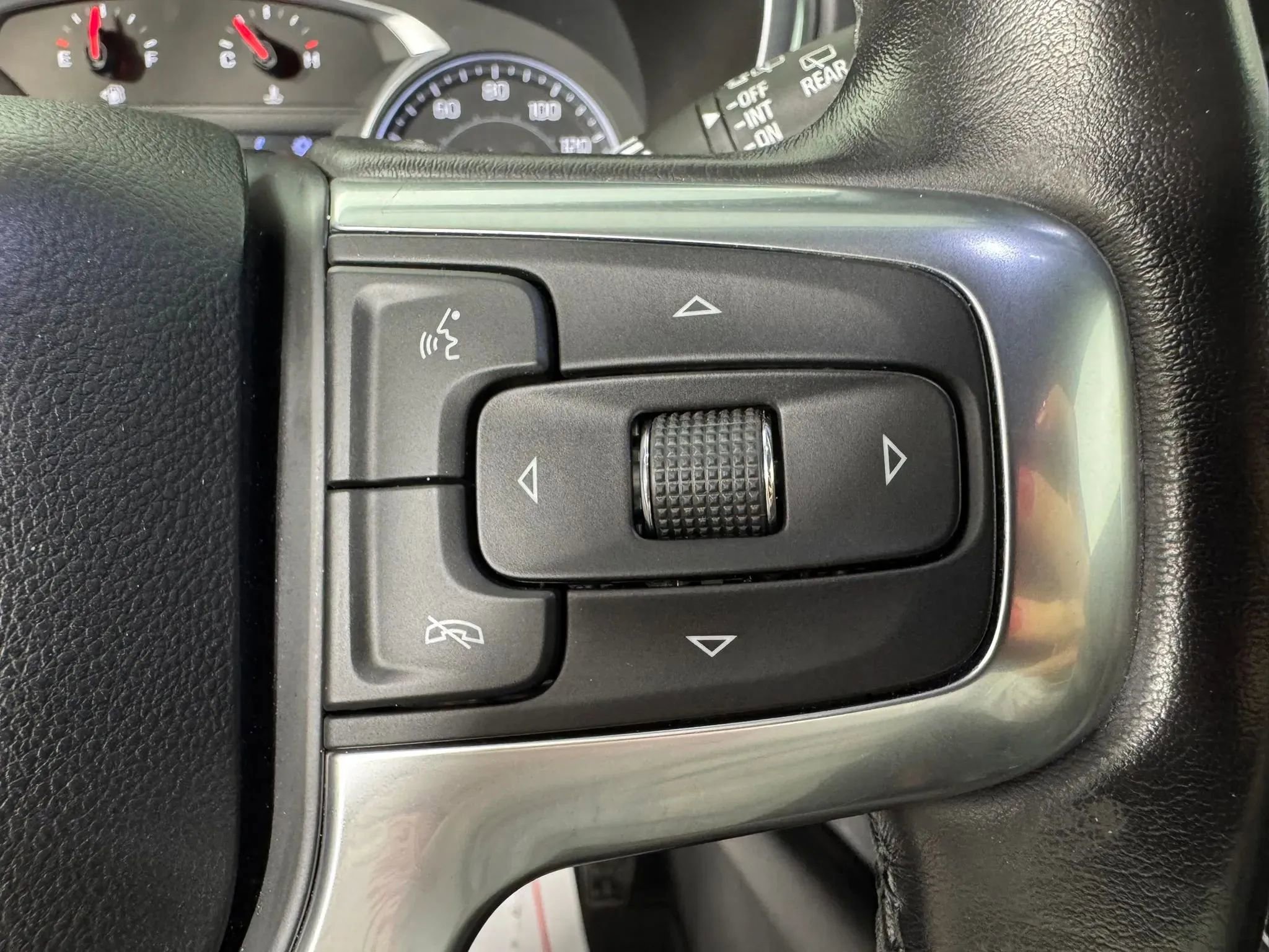 Used 2020 Chevrolet Blazer LT w/ Sound & Technology Package FWD image 16