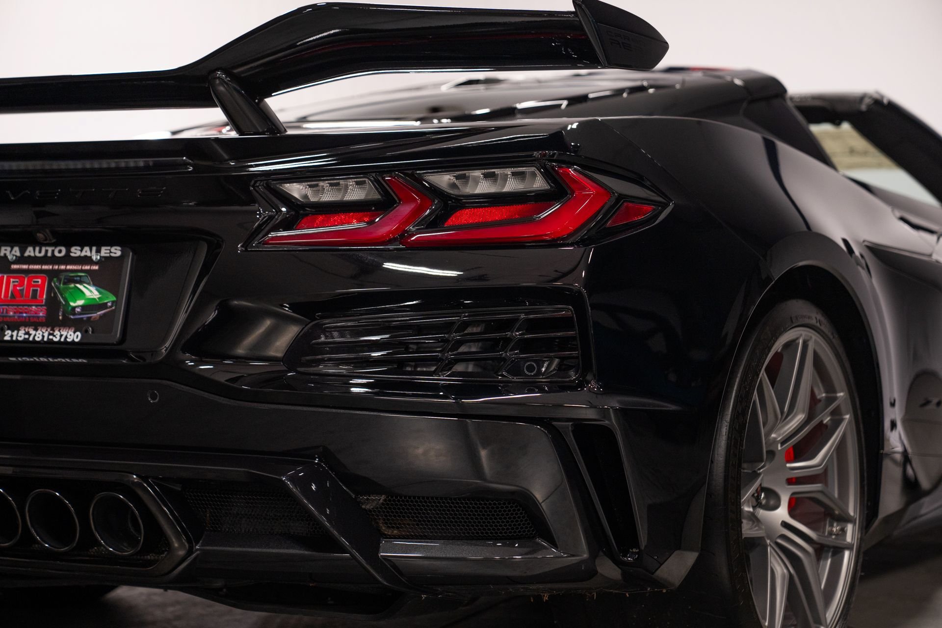 Used 2023 Chevrolet Corvette Z06 w/ Z07 Performance Package RWD image 12