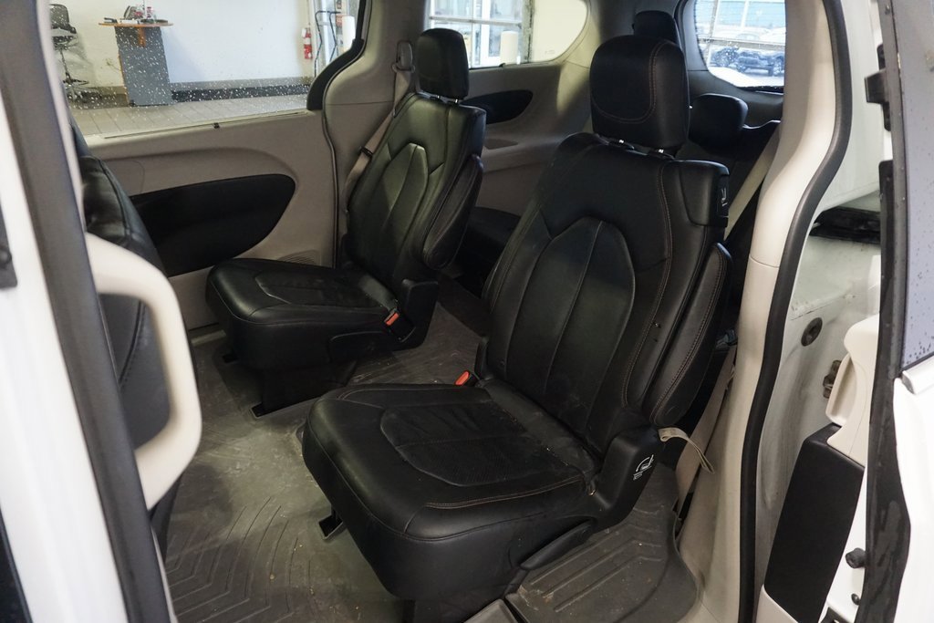 Used 2018 Chrysler Pacifica Touring-L w/ Tire & Wheel Group image 21