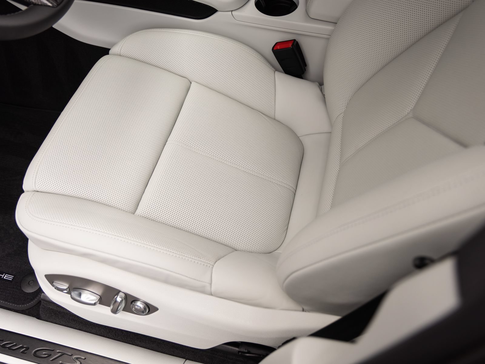 New 2026 Porsche Macan GTS AWD/4WD image 23