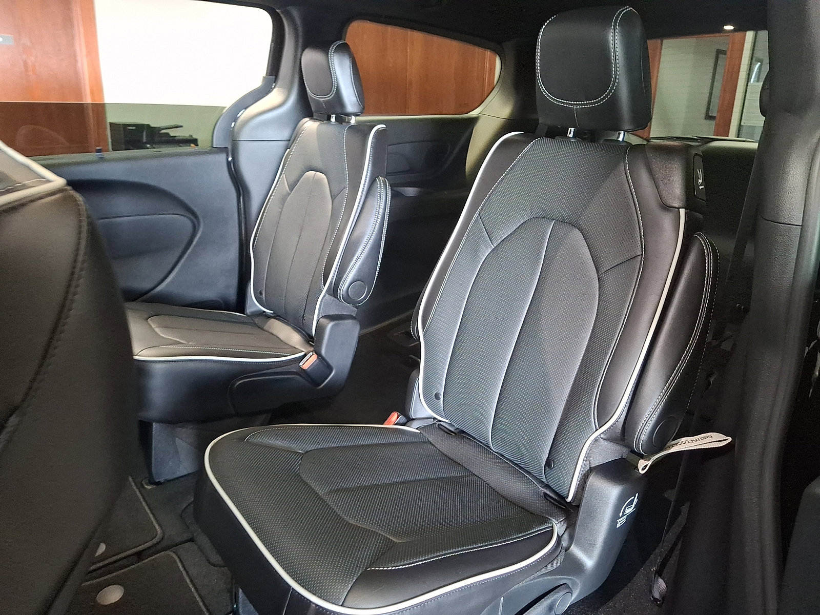 New 2026 Chrysler Pacifica Limited w/ S Appearance Package image 9