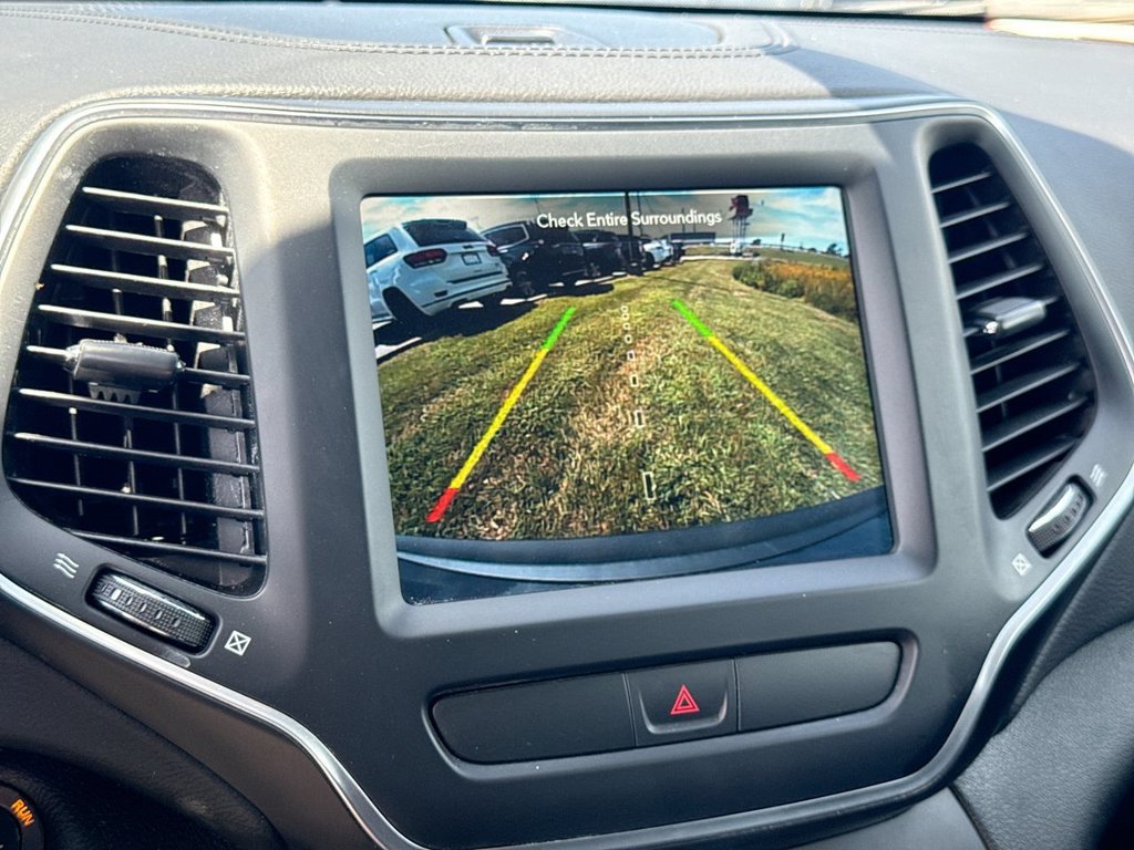 Used 2022 Jeep Cherokee Latitude Lux w/ Sun & Sound Group AWD/4WD image 29