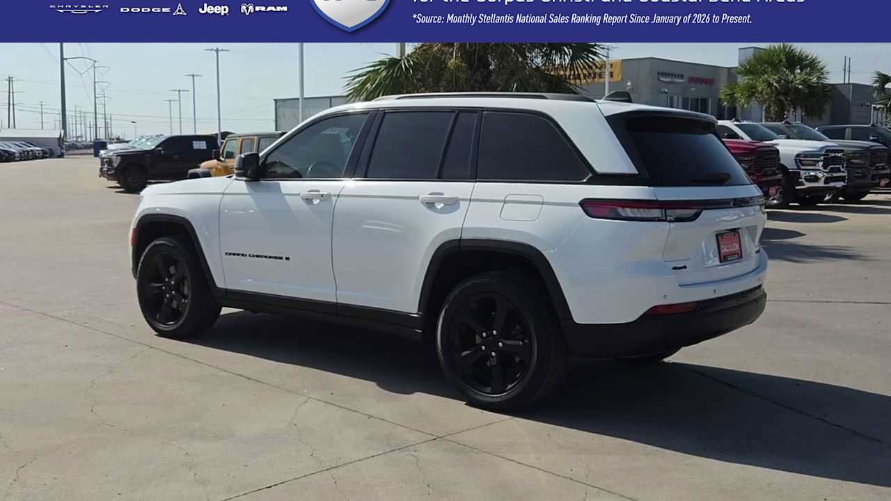 Used 2023 Jeep Grand Cherokee Limited w/ Black Appearance Package AWD/4WD image 6