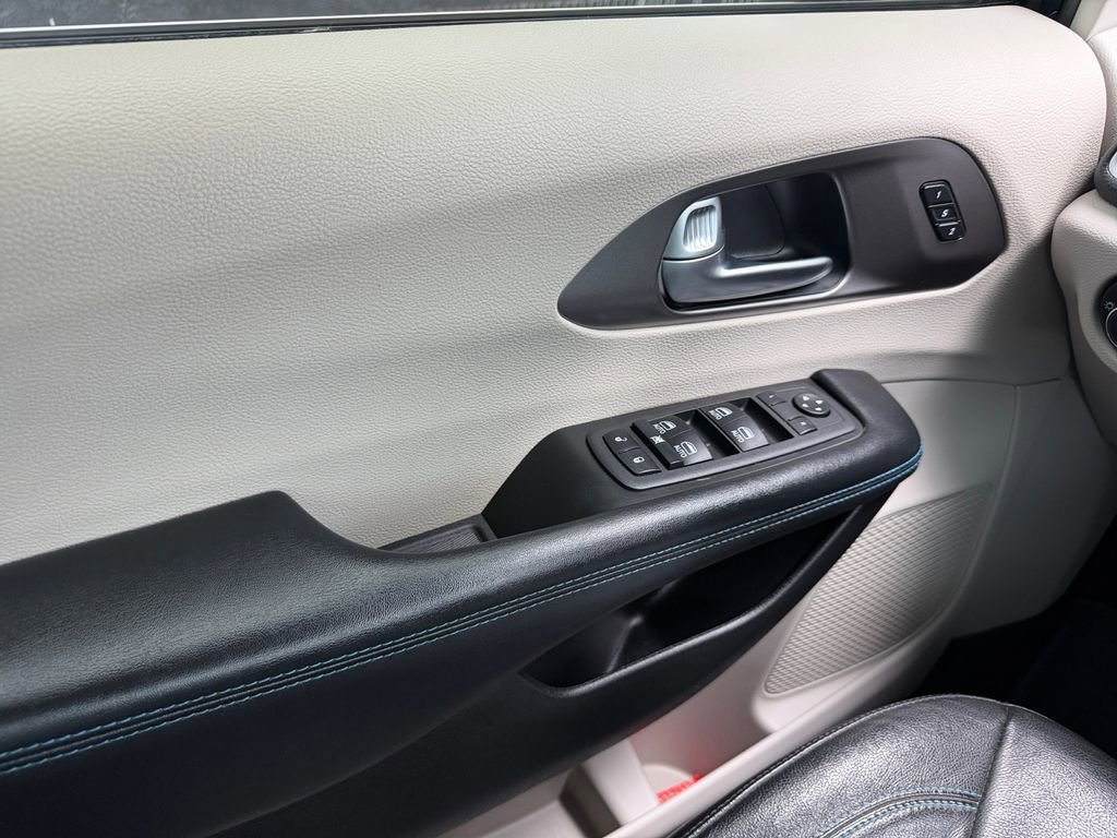 Used 2021 Chrysler Pacifica Touring-L w/ Uconnect Theater Family Group FWD image 11