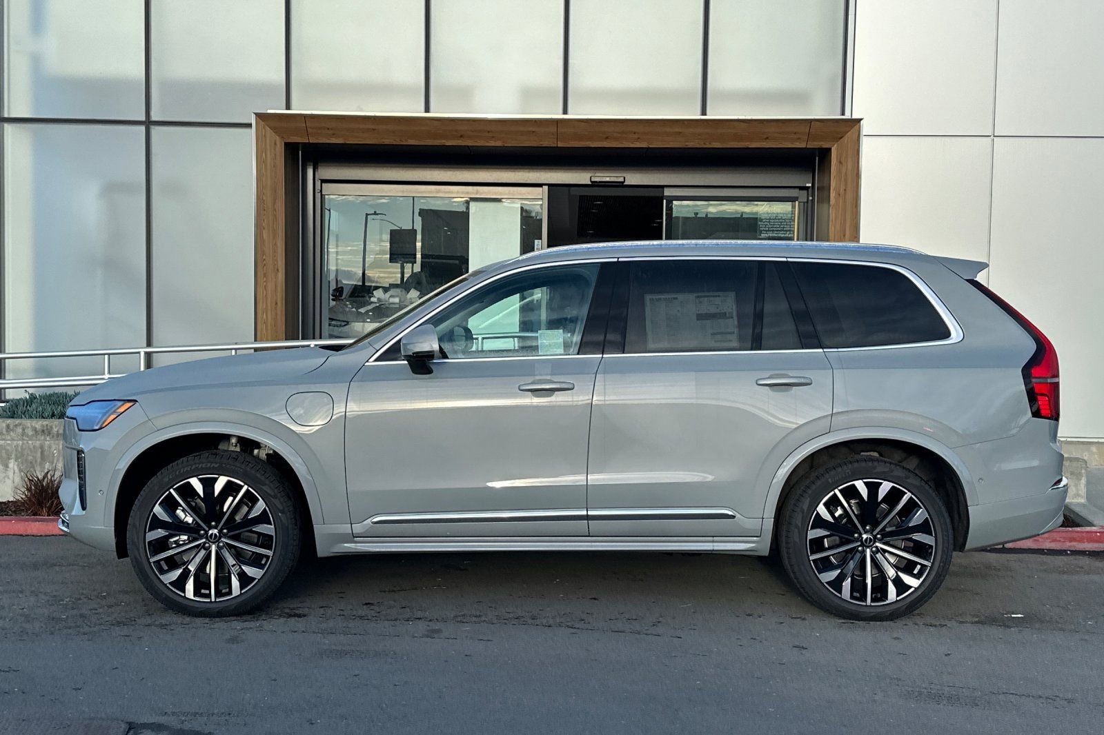 New 2026 Volvo XC90 T8 Ultra w/ Protection Package Premier AWD/4WD image 5