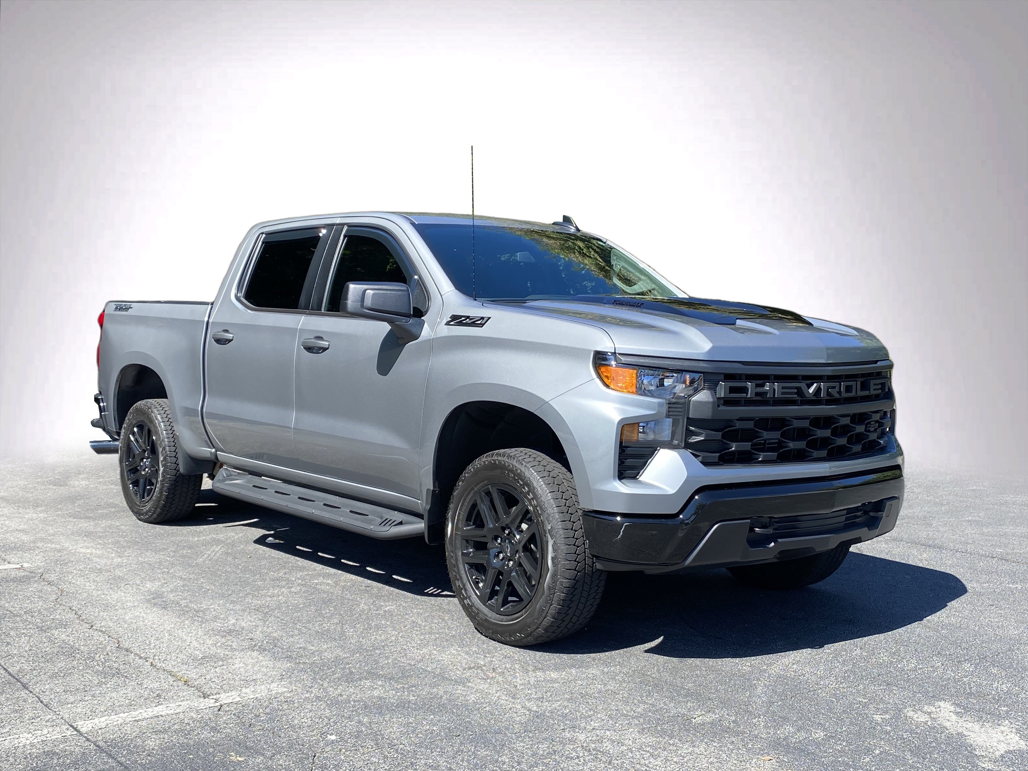 Used 2025 Chevrolet Silverado 1500 Custom Trail Boss w/ Dark Appearance Package AWD/4WD image 2