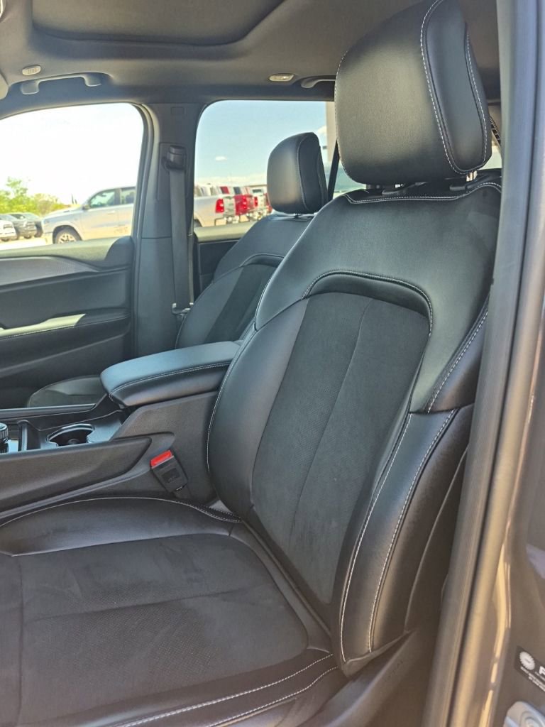 Used 2025 Jeep Grand Cherokee Altitude image 21