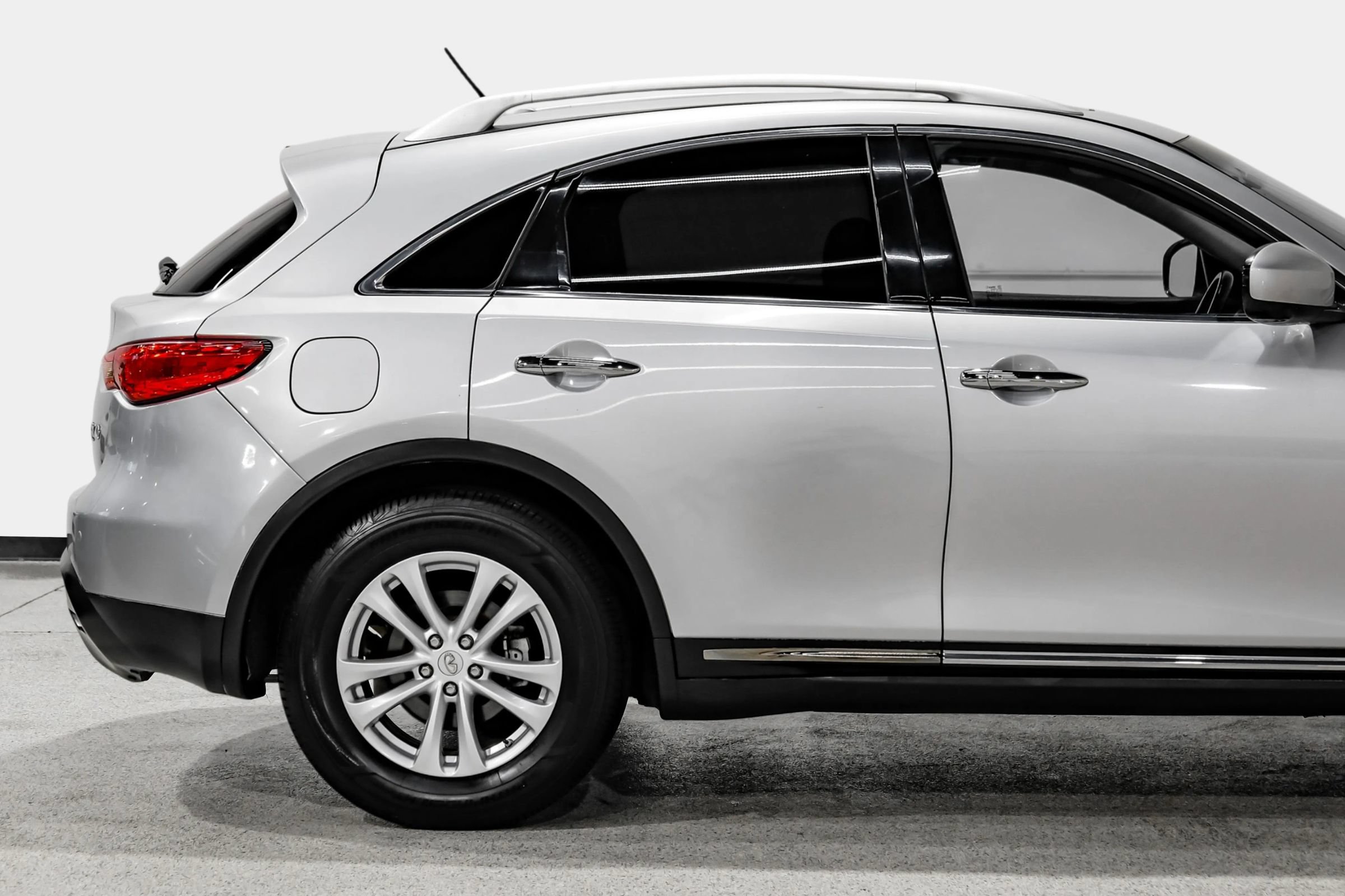 Used 2017 INFINITI QX70 AWD w/ Premium Package image 12