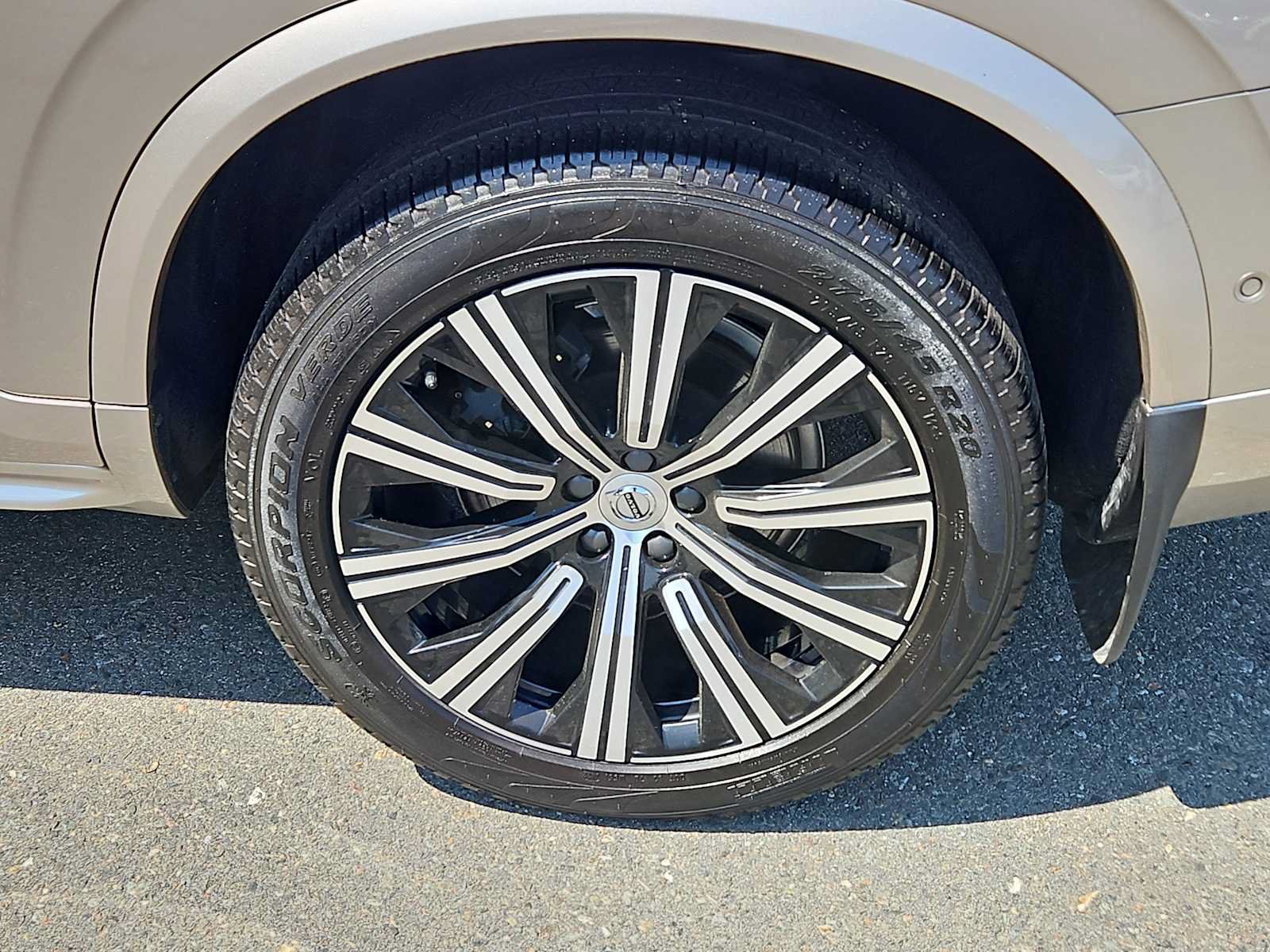 Used 2023 Volvo XC90 B6 Plus w/ Protection Package AWD/4WD image 8