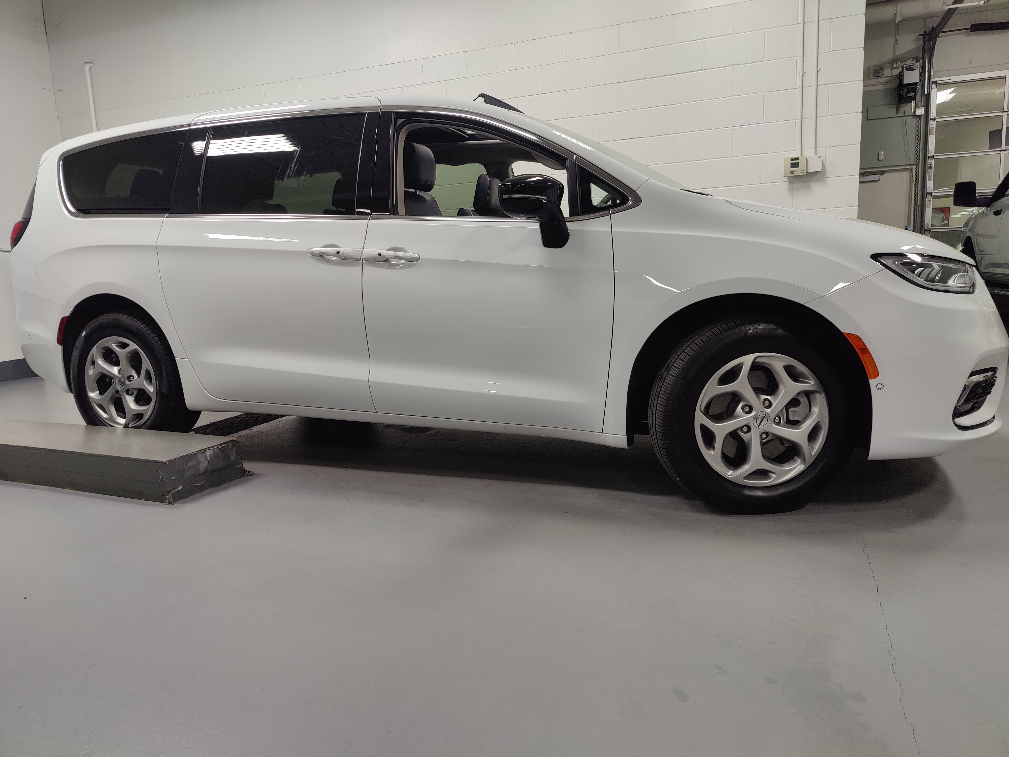 Used 2024 Chrysler Pacifica Limited image 3