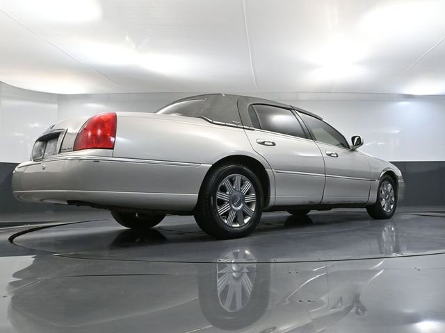 Used 2004 Lincoln Town Car Ultimate RWD image 43