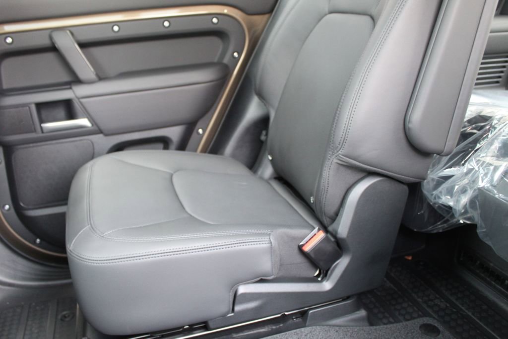 New 2026 Land Rover Defender 130 X-Dynamic SE image 19