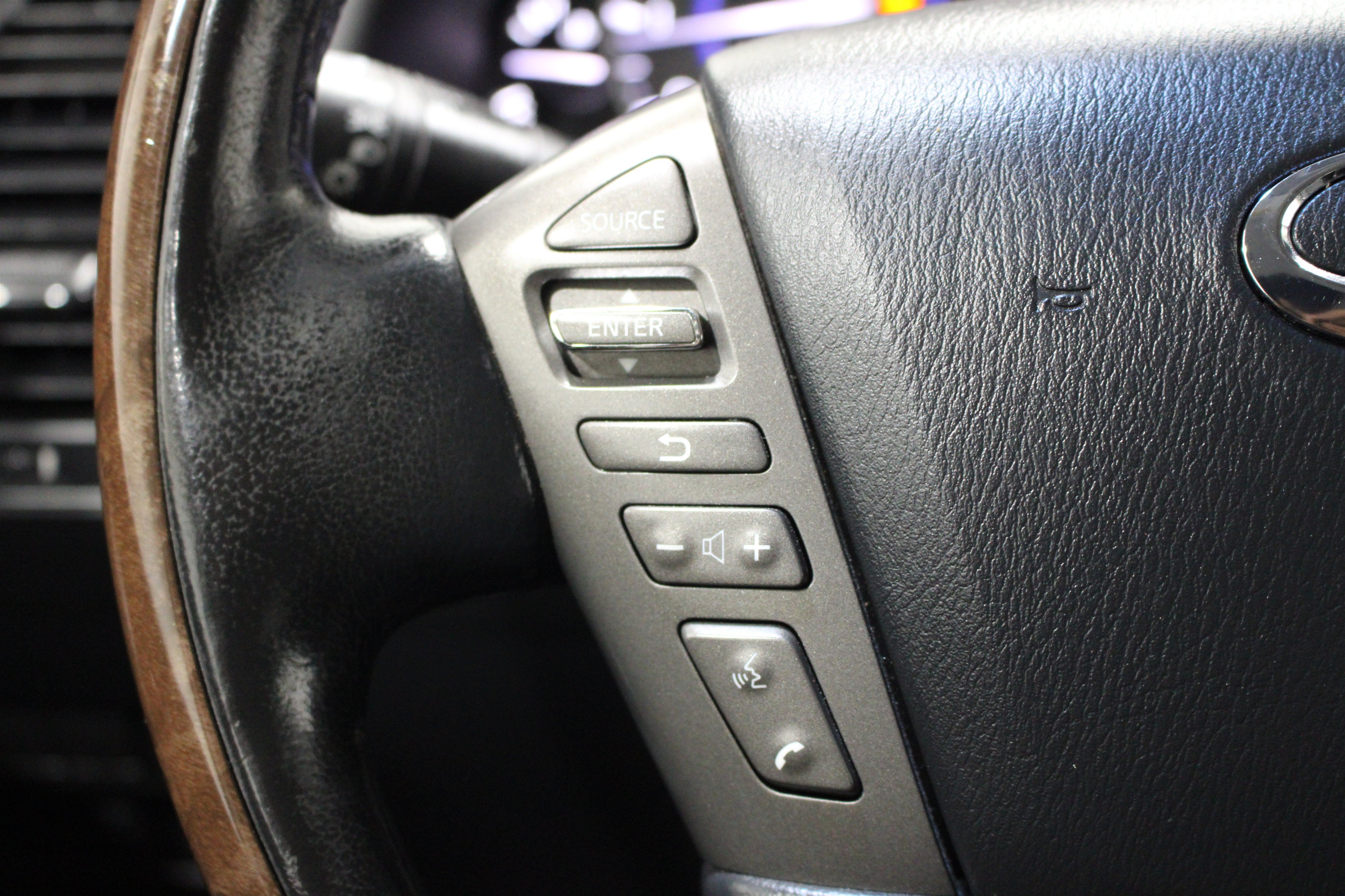 Used 2011 INFINITI QX56 4WD w/ Deluxe Touring Pkg image 12