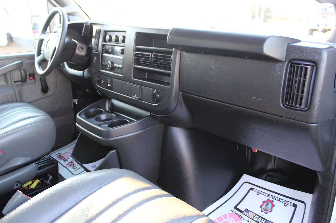 Used 2023 GMC Savana 3500 RWD image 17