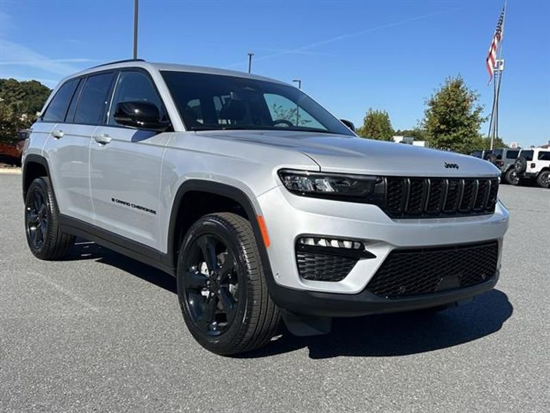 New 2025 Jeep Grand Cherokee Limited w/ Luxury Tech Group II RWD image 3