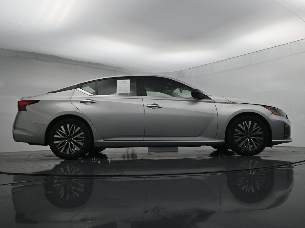 Used 2024 Nissan Altima 2.5 SV FWD image 24