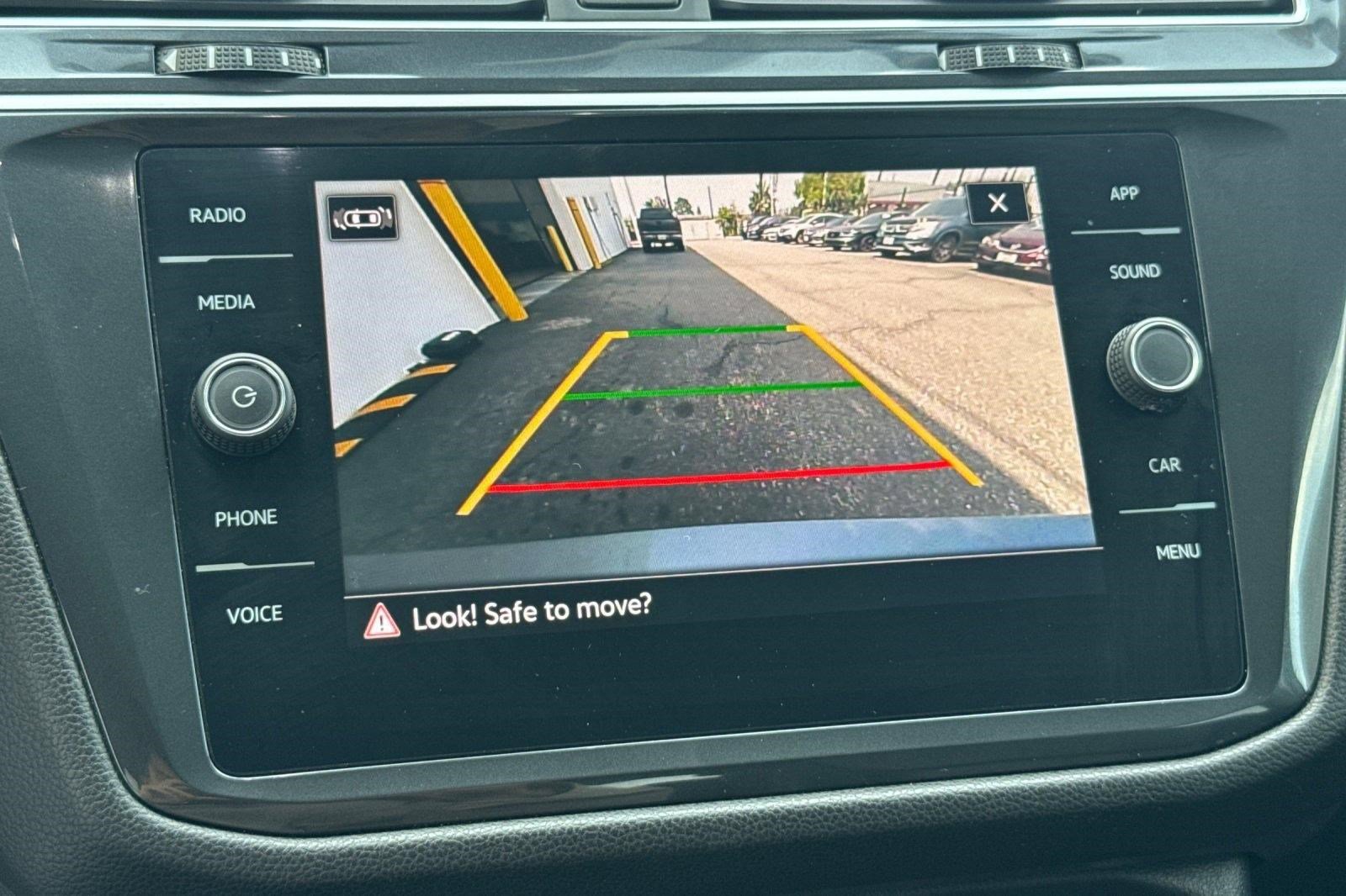Used 2024 Volkswagen Tiguan SE w/ Panoramic Sunroof Package FWD image 25