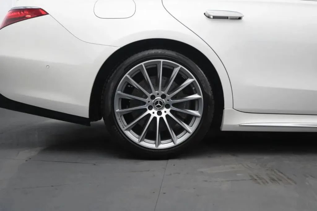 Used 2022 Mercedes-Benz S 580 4MATIC Sedan w/ AMG Line Package image 17