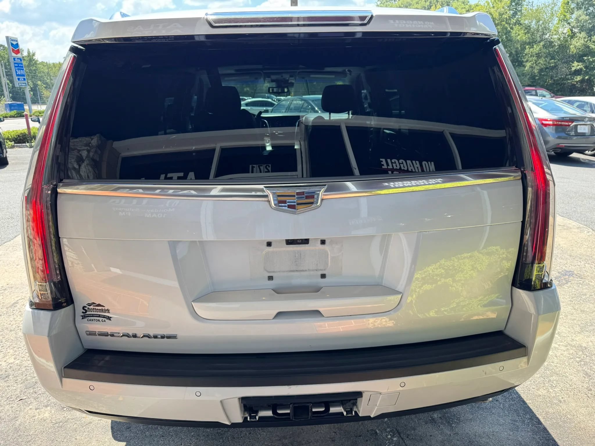Used 2017 Cadillac Escalade Luxury AWD/4WD image 6