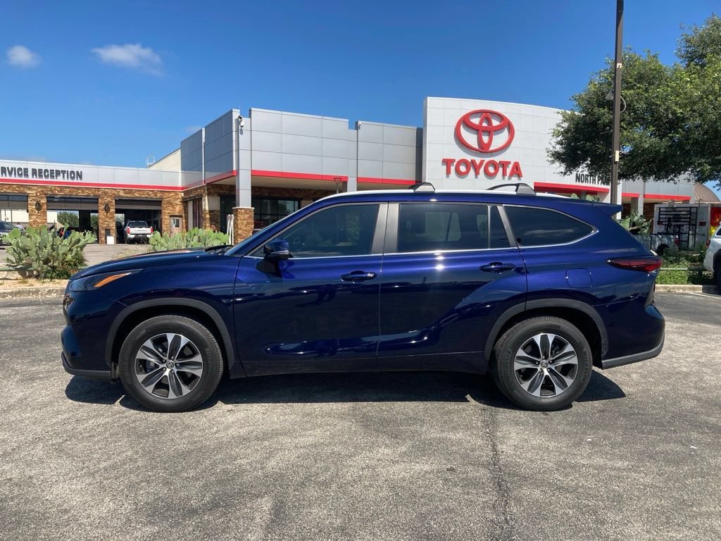 Certified 2025 Toyota Highlander XLE FWD image 7
