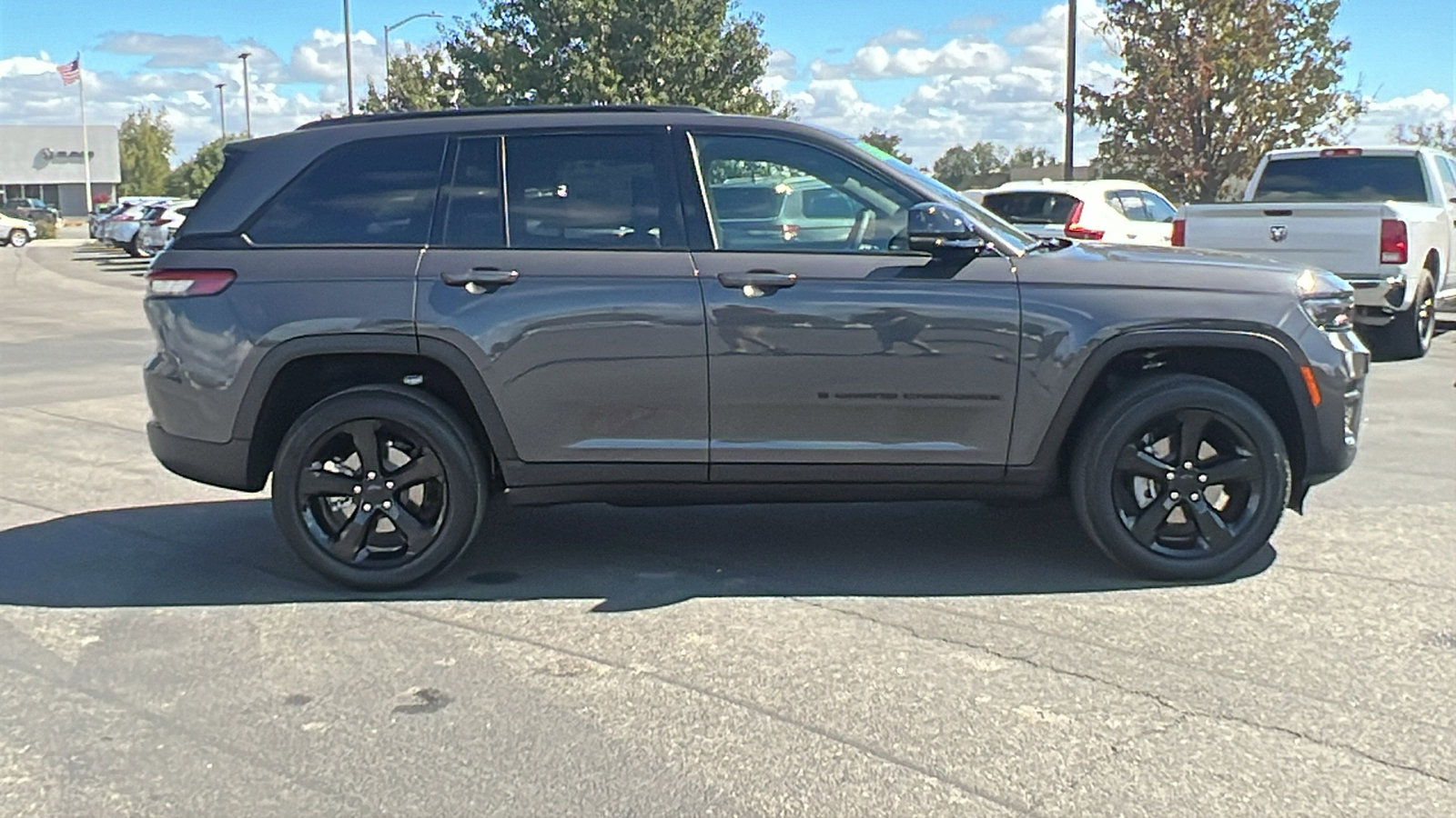 New 2025 Jeep Grand Cherokee Altitude image 2