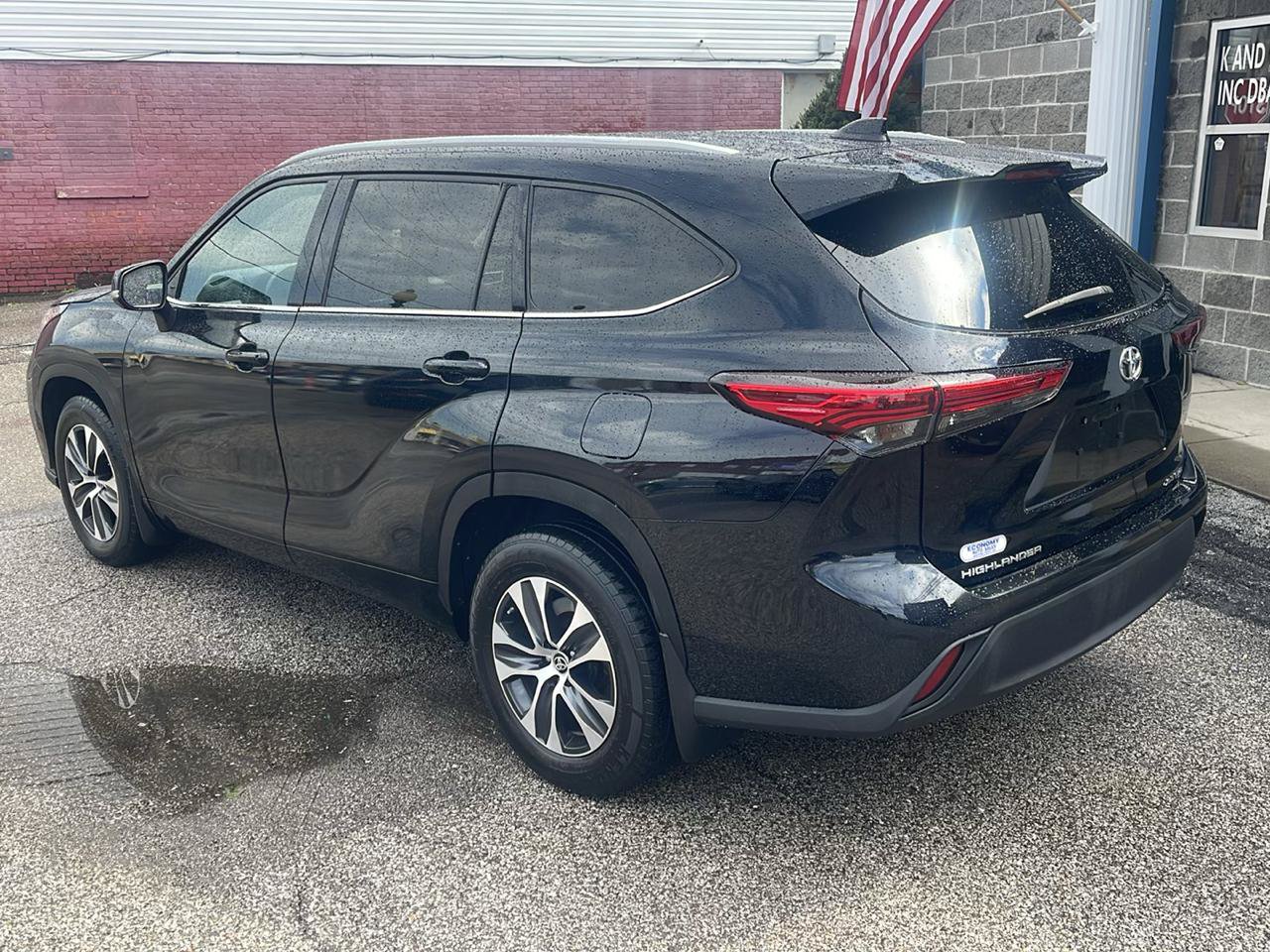 Used 2022 Toyota Highlander XLE AWD/4WD image 5