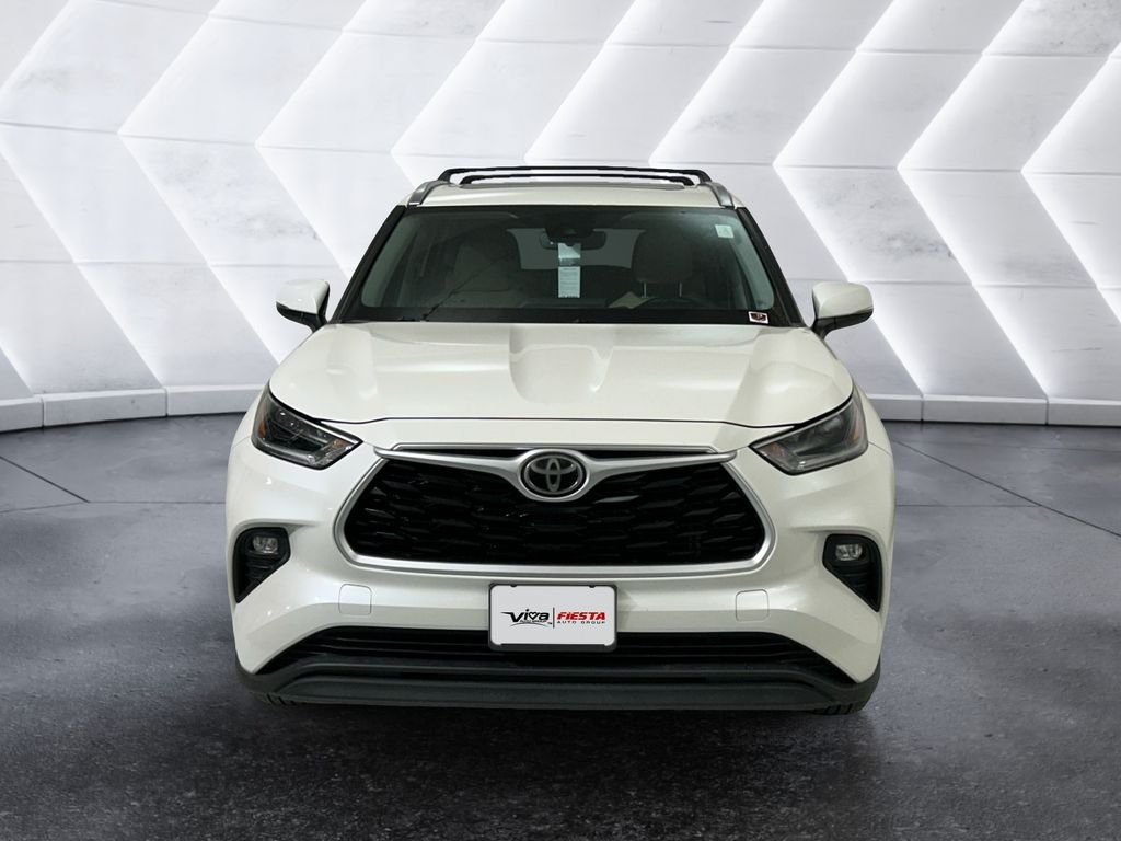 Used 2021 Toyota Highlander XLE FWD image 2