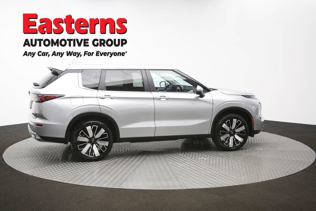 Used 2025 Mitsubishi Outlander SE image 45