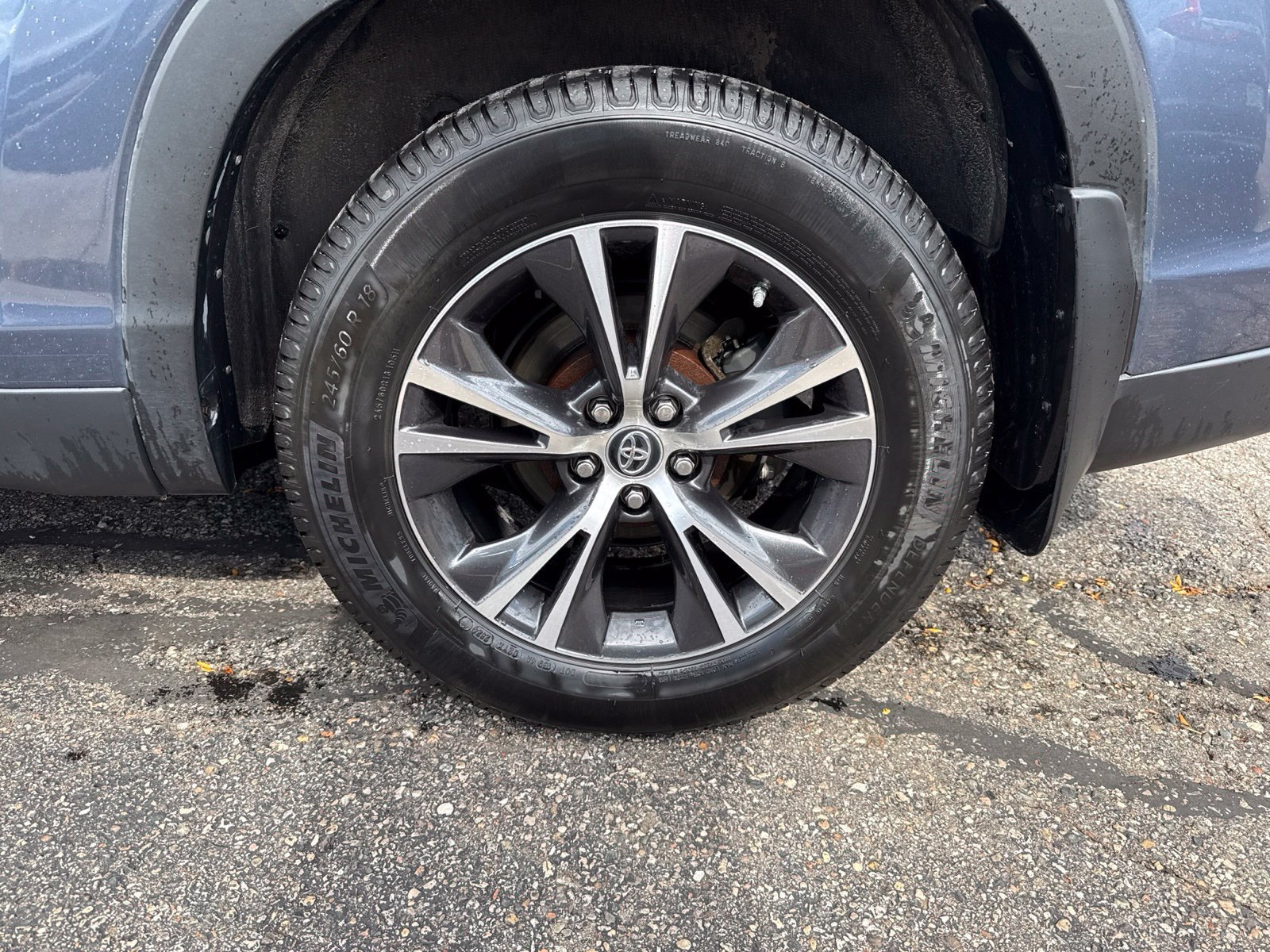 Used 2019 Toyota Highlander LE AWD/4WD image 4