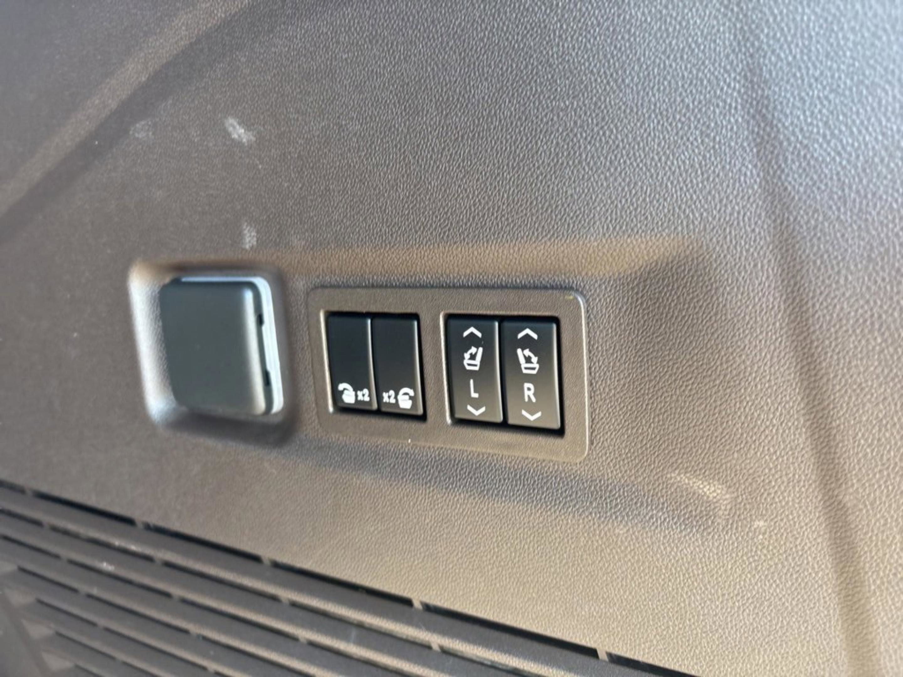 Used 2023 GMC Yukon XL Denali image 38