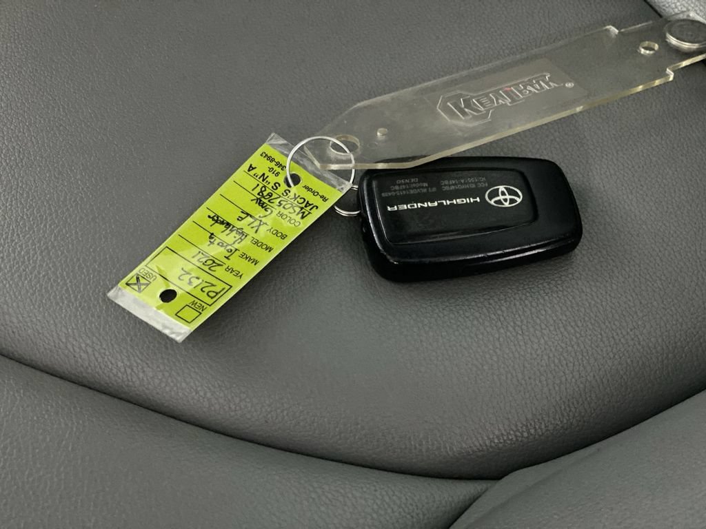 Used 2021 Toyota Highlander XLE FWD image 41