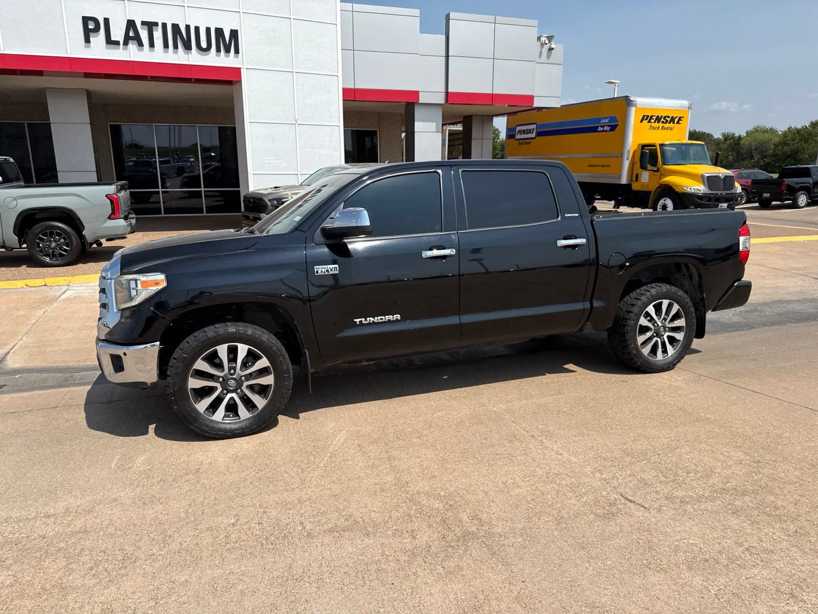 Used 2018 Toyota Tundra Limited w/ Limited Premium Package AWD/4WD image 4