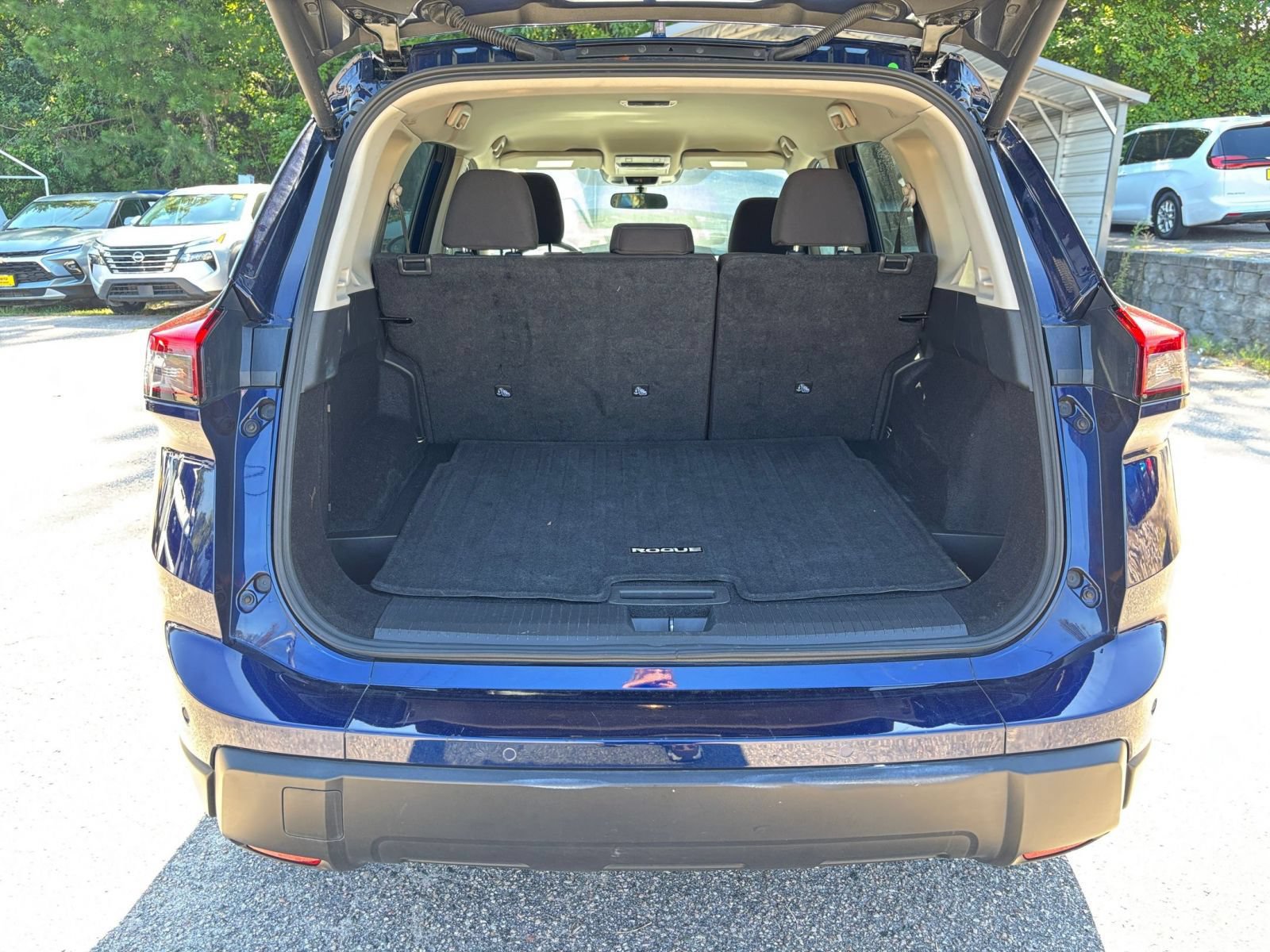 Used 2025 Nissan Rogue SV FWD image 30